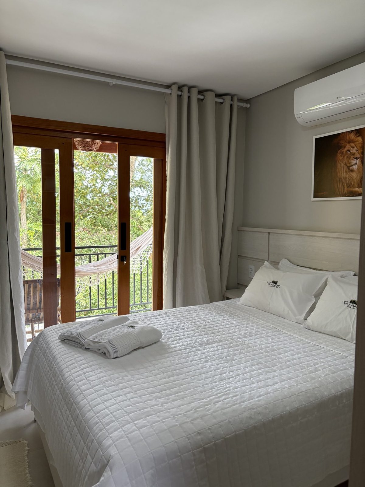Suíte do Chalé 1 com cama de casal e porta para a varanda