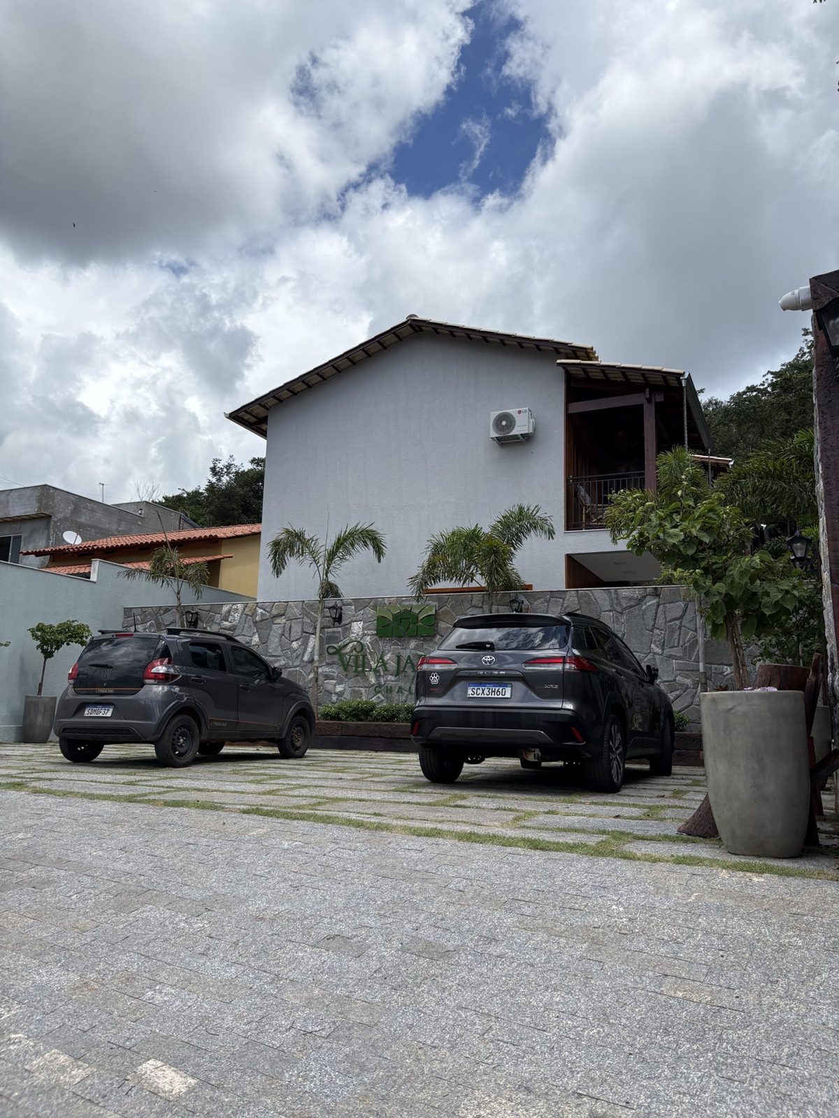 Área de estacionamento coberta por cascalho, junto aos chalés