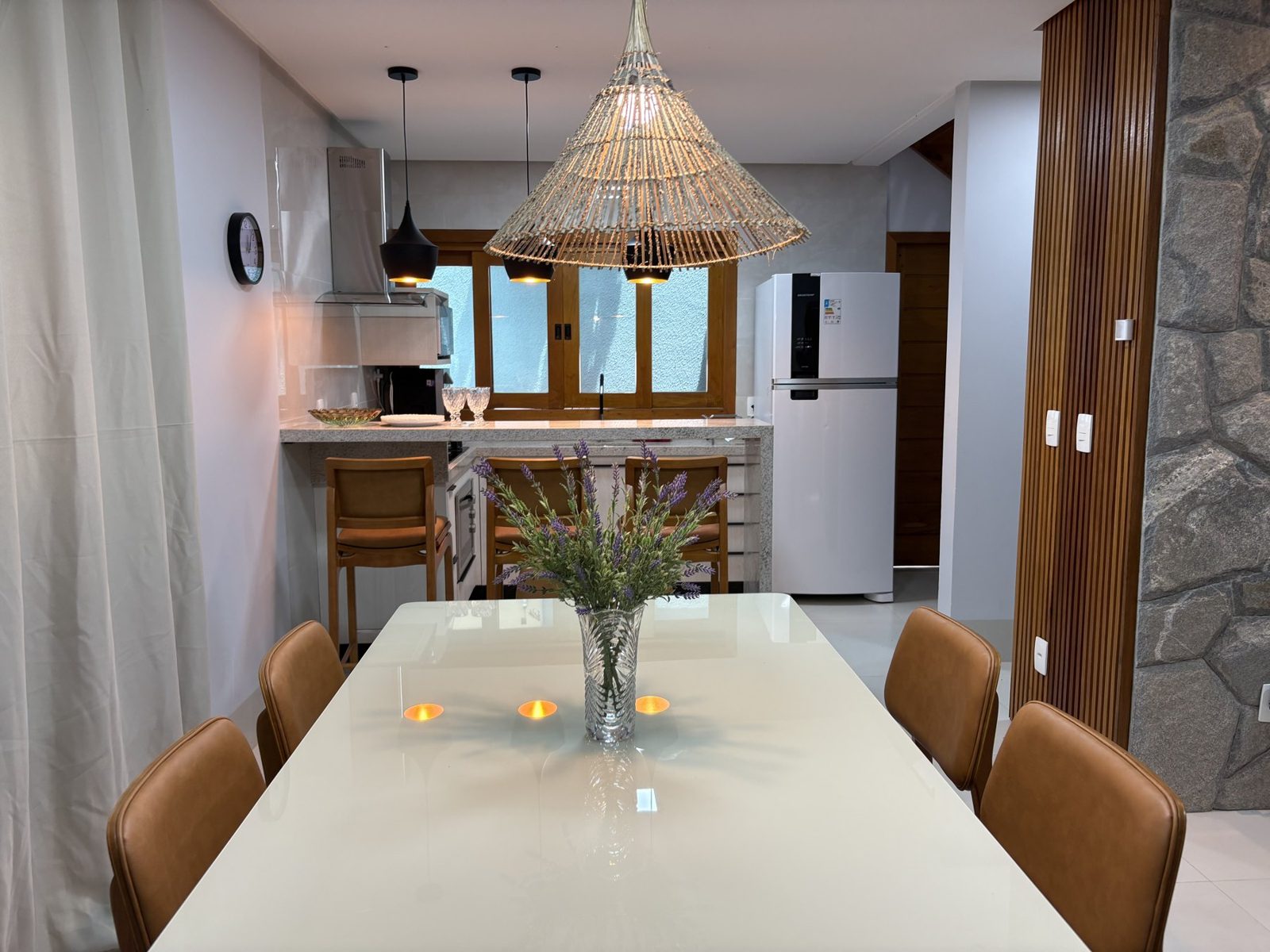 Mesa de jantar para seis pessoas integrada à cozinha do chalé